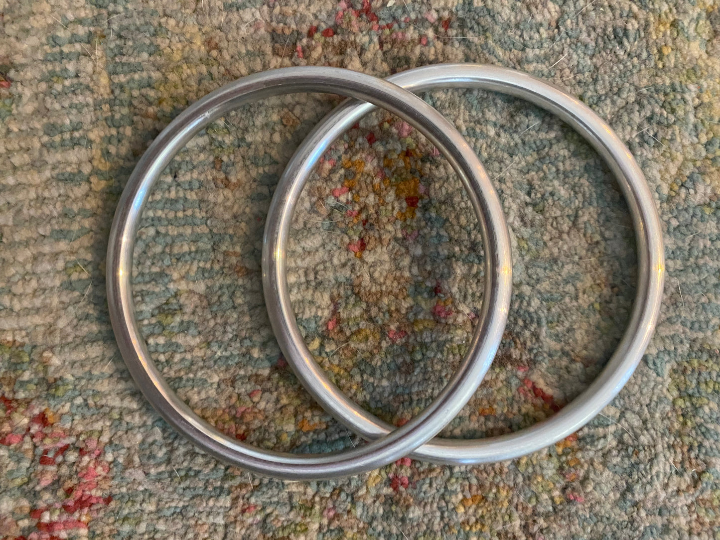 Grand anneau en aluminium poli à la main - Argent brillant